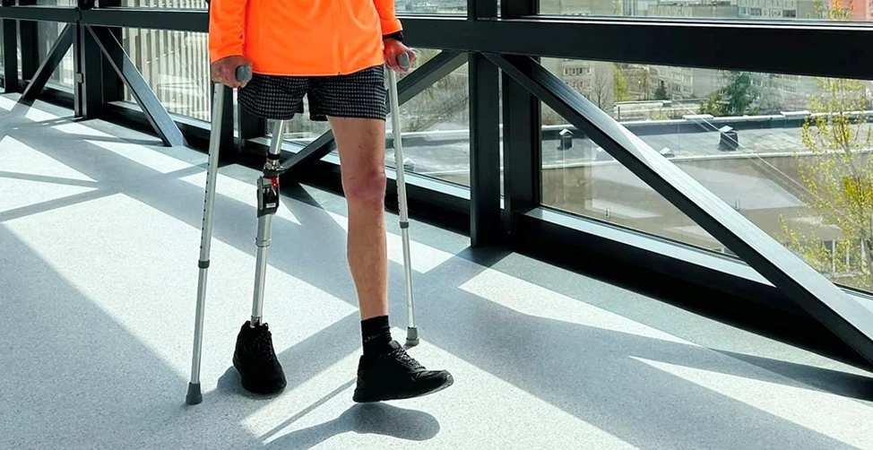 Тренування ходьби на протезі ноги