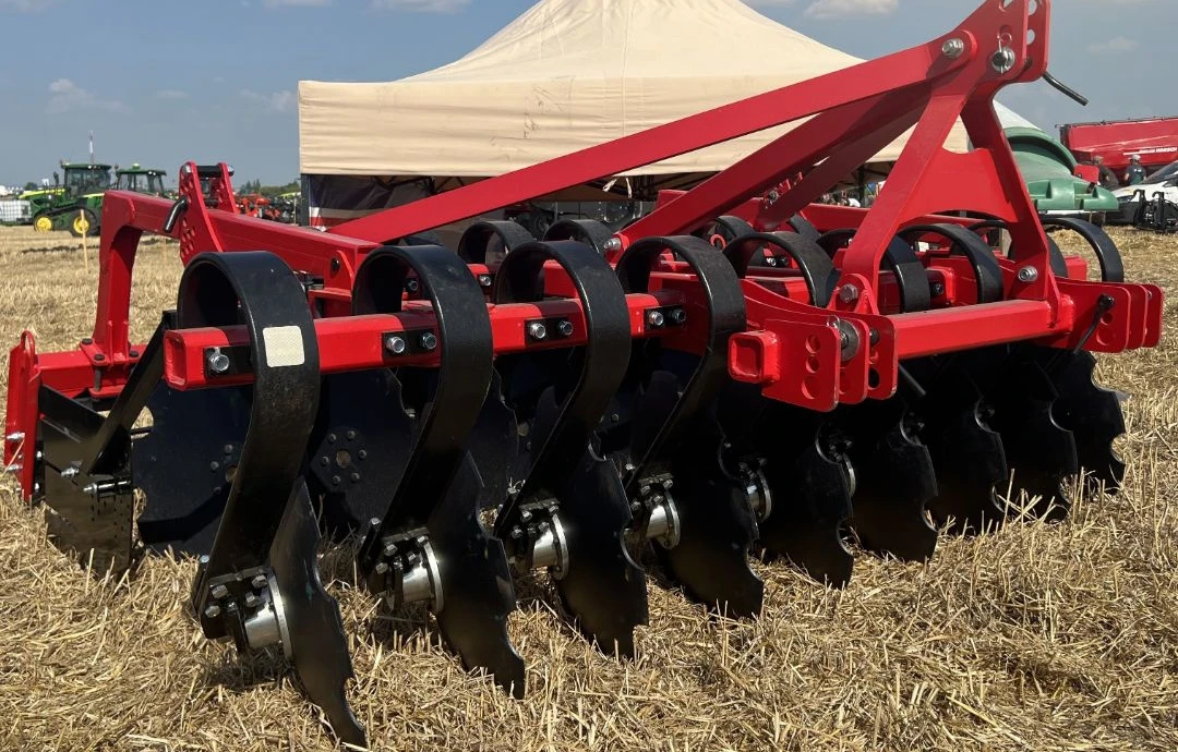 Дискова борона в полі