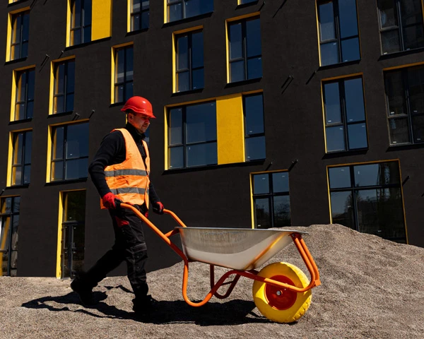 Будівельник з тачкою від українського виробника КВІТКА