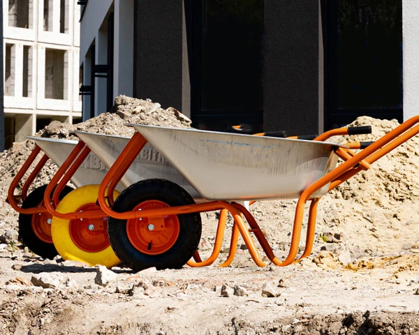 Декілька тачок на будівництві