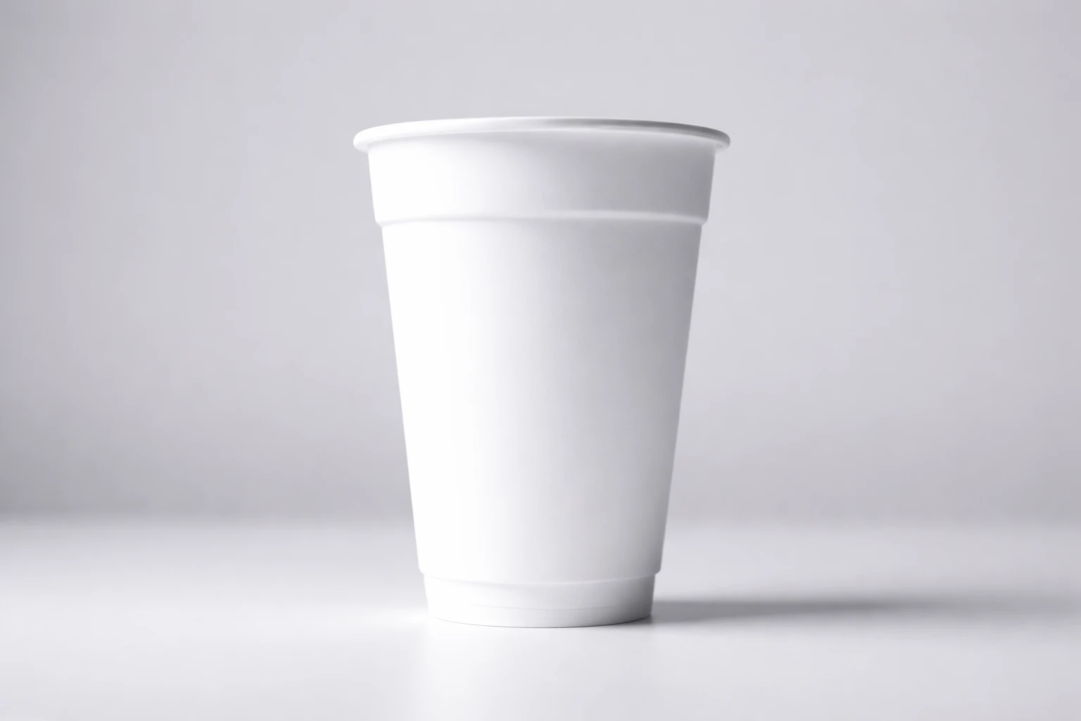 Белый одноразовый стаканчик