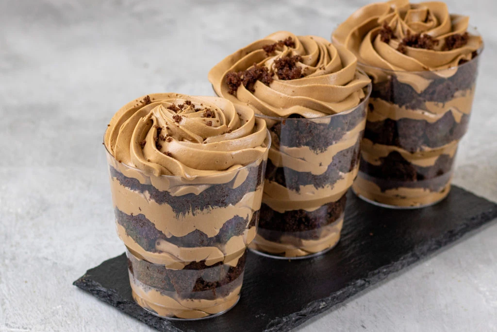 Десерты в прозрачных одноразовых стаканчиках