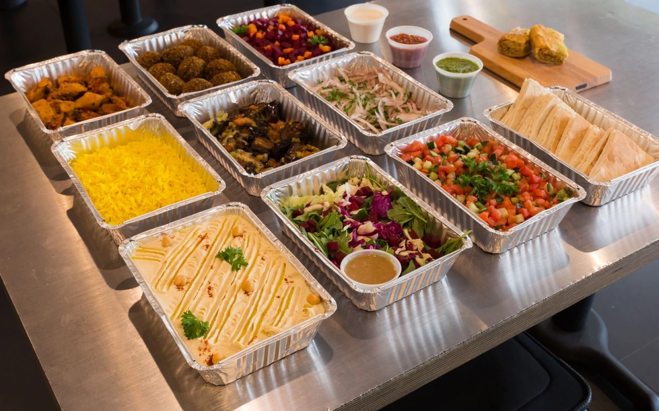 Еда в алюминиевых контейнерах