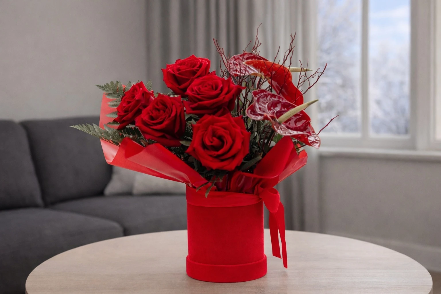 Kolorowe kwiaty na urodziny w eleganckim opakowaniu.