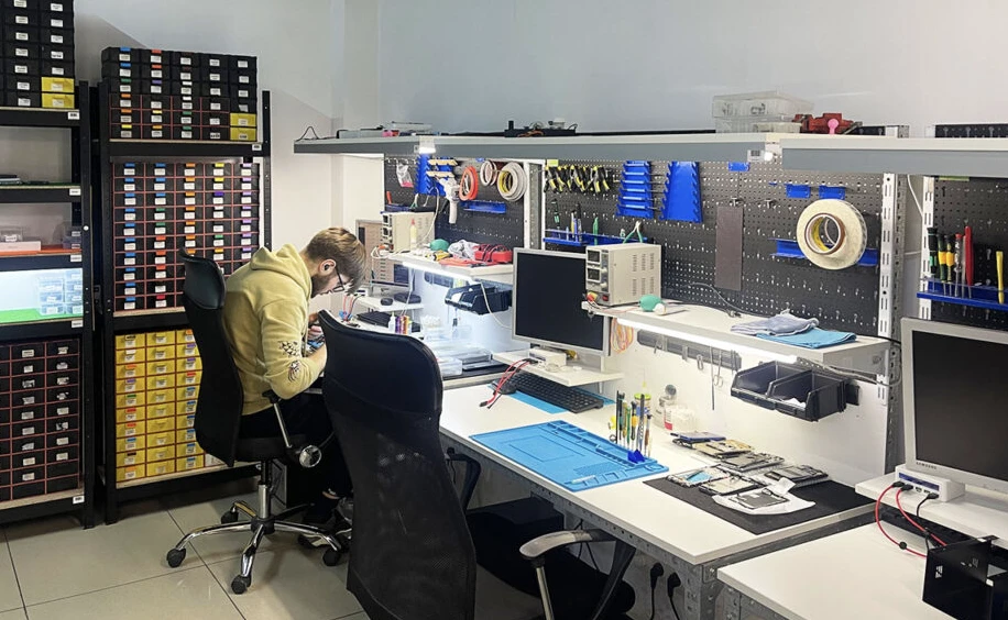 Інтер'єр сервісного центру з ремонту мобільних телефонів