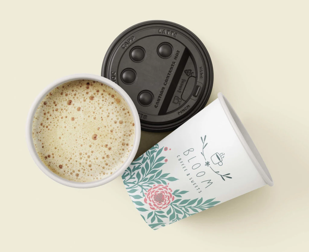 Гарячі напої у стаканчиках з паперу