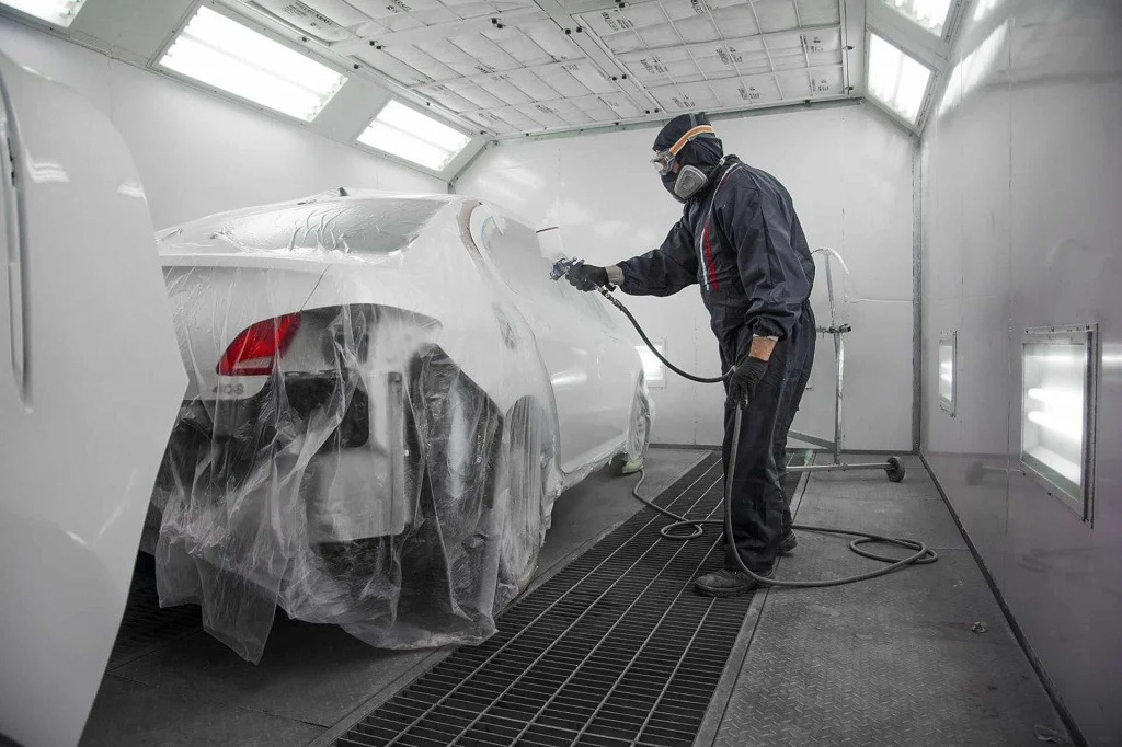 Процесс нанесения базовой эмали на кузов автомобиля с помощью краскопульта HVLP