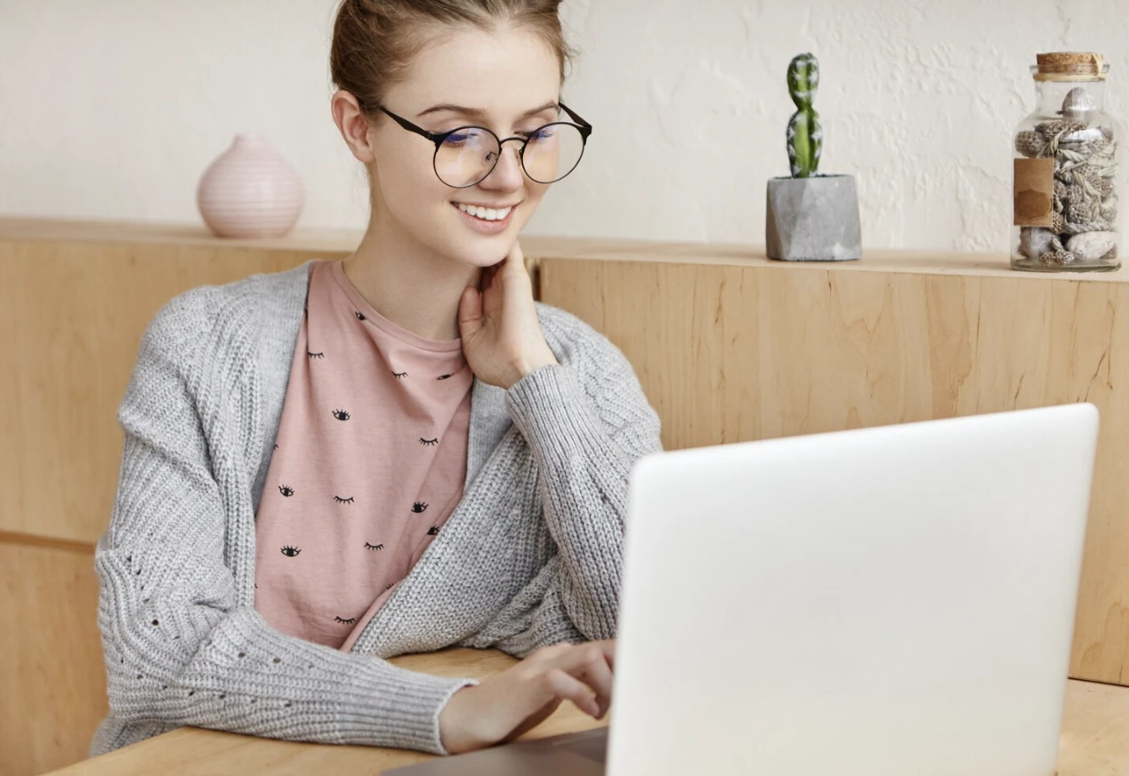 Использование специальных очков Blue Blocker для снижения нагрузки на зрение при работе за компьютером.