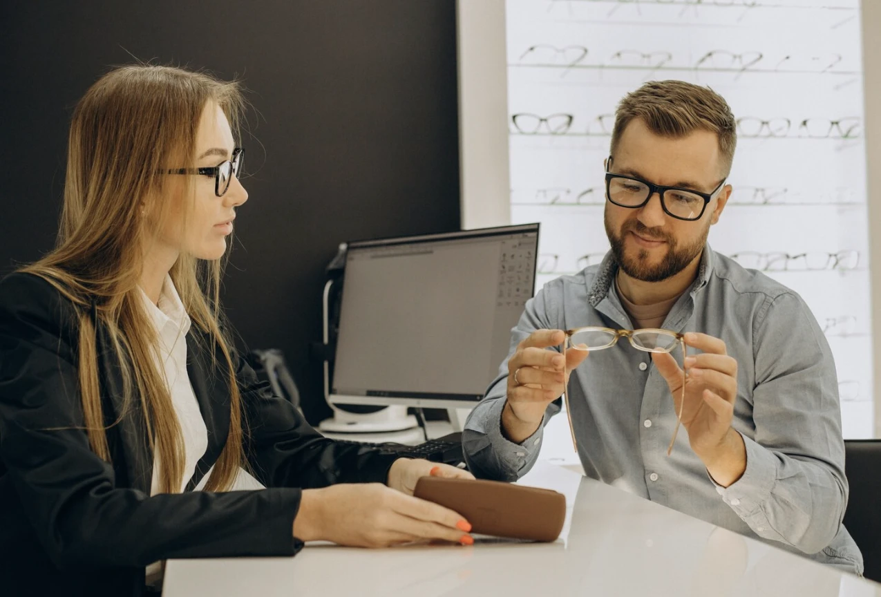 Покупатель примеряет очки с диоптриями из ассортимента Okulyary Optom в современном салоне оптики