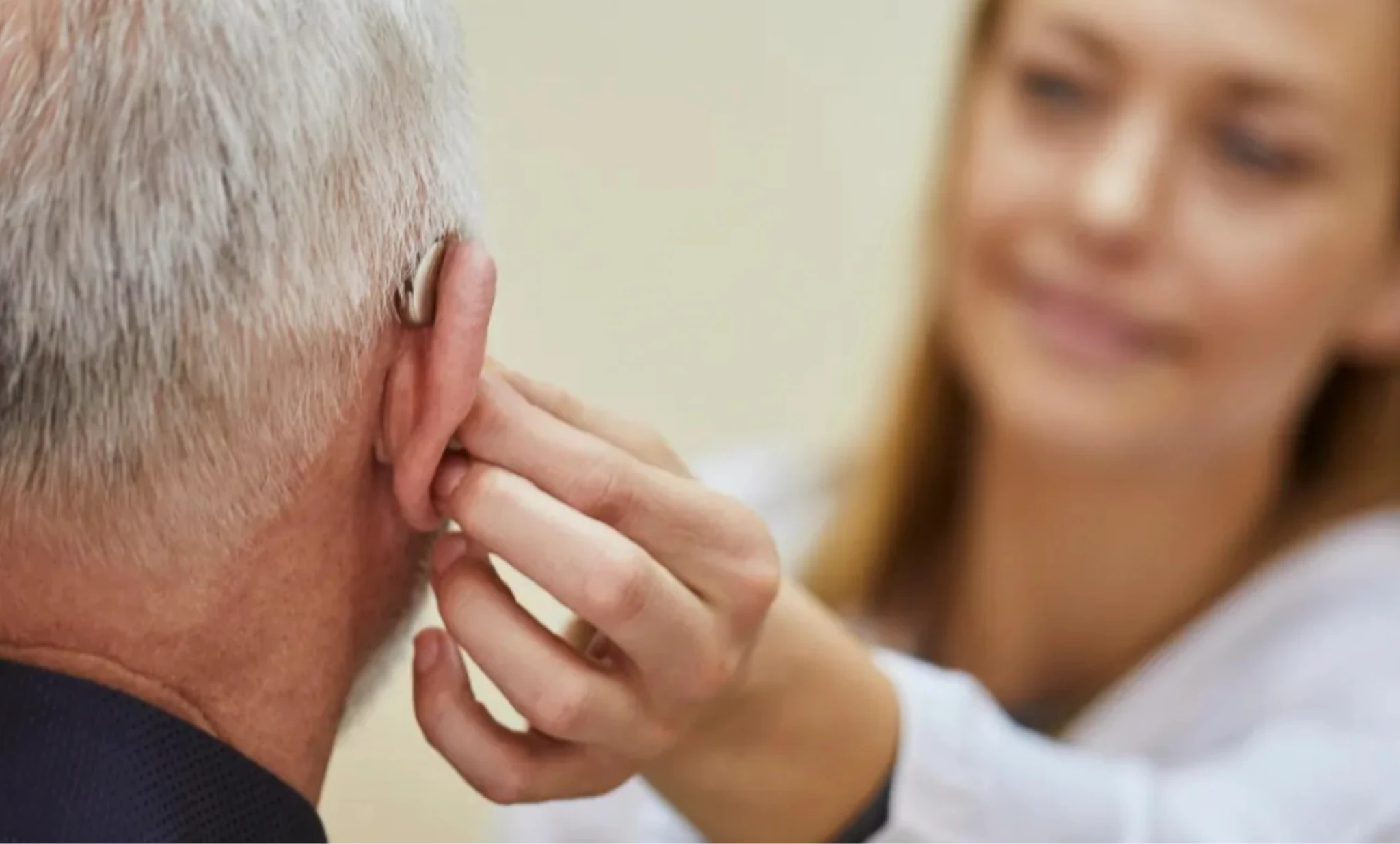 Что помогает быстрее привыкнуть к слуховому аппарату