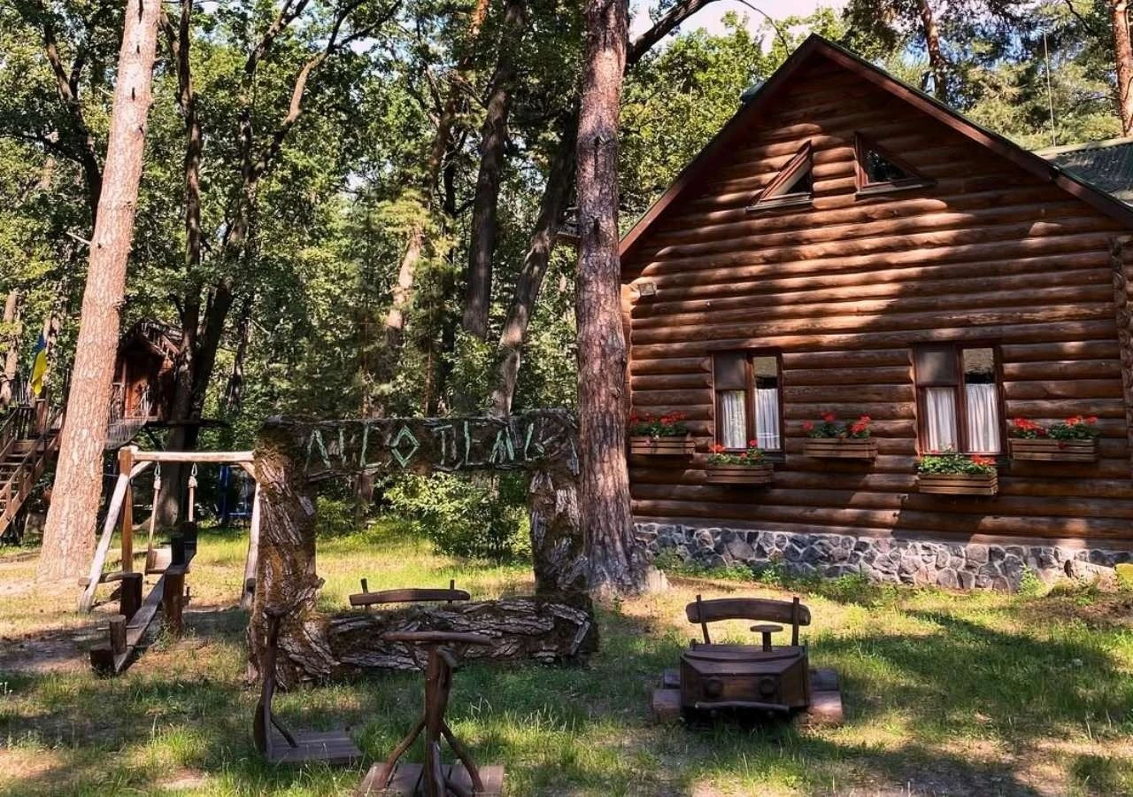 Дерев’яні будинки серед соснового лісу &mdash; заміський комплекс для сімейного відпочинку біля Києва