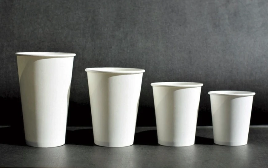 Білі паперові стакани