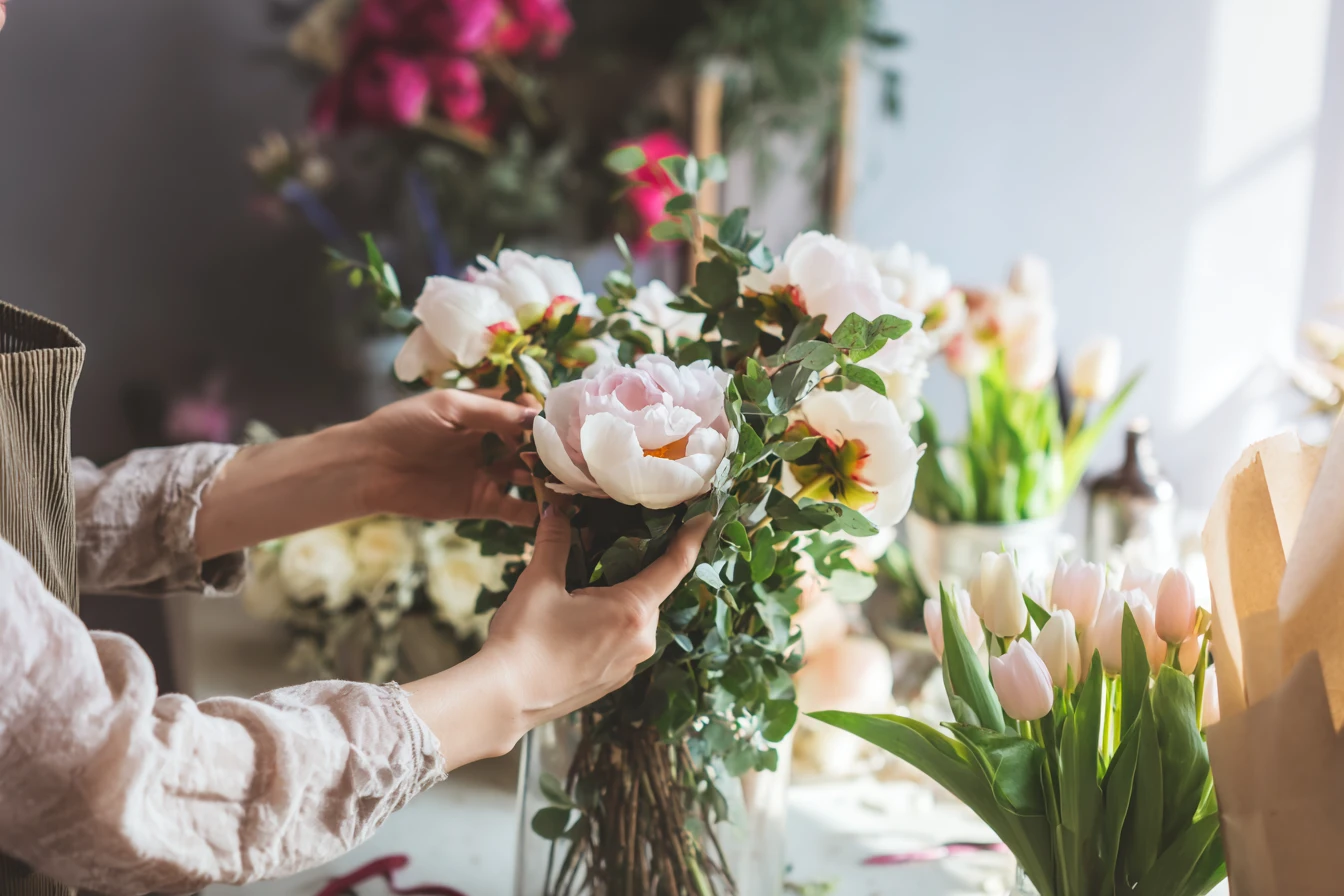 букет в руках у флориста