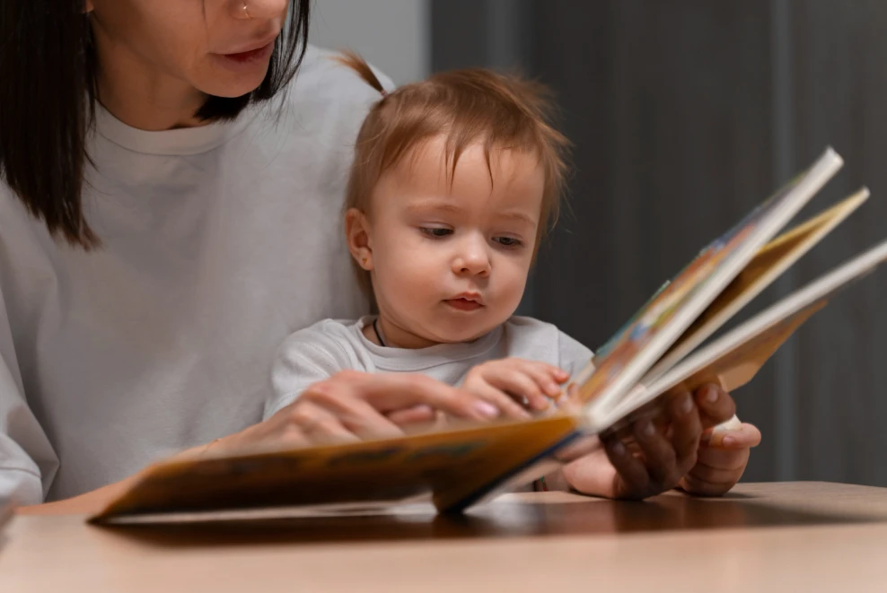 няня с ребенком, читают