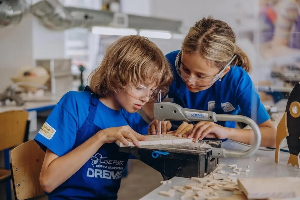 Навчання дітей у творчій майстерні Сверлик