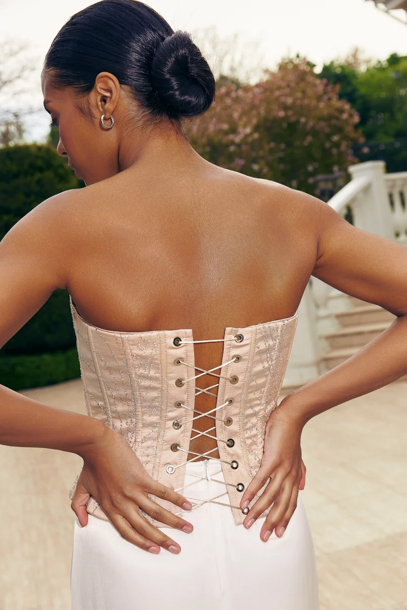 Nude-відтінки у 2026: чому бежевий корсет став базовим must-have гардеробу