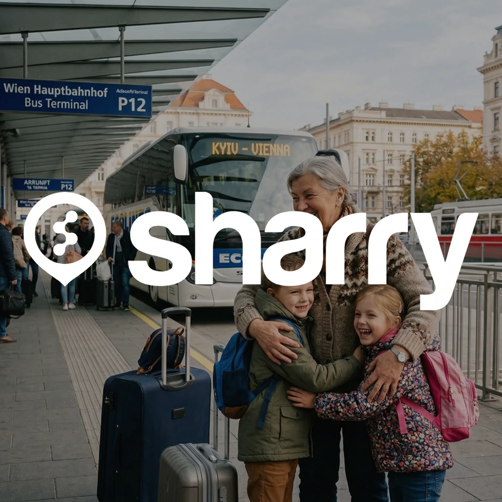 Sharry на фоні бабусі з дітьми, які стоять на автовокзалі