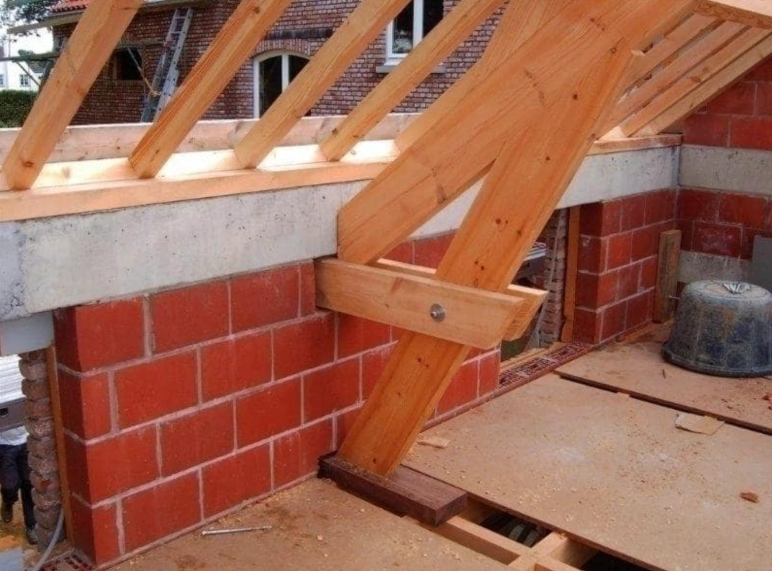 особливості поєднання керамоблоку, бетону та дерева в будівництві