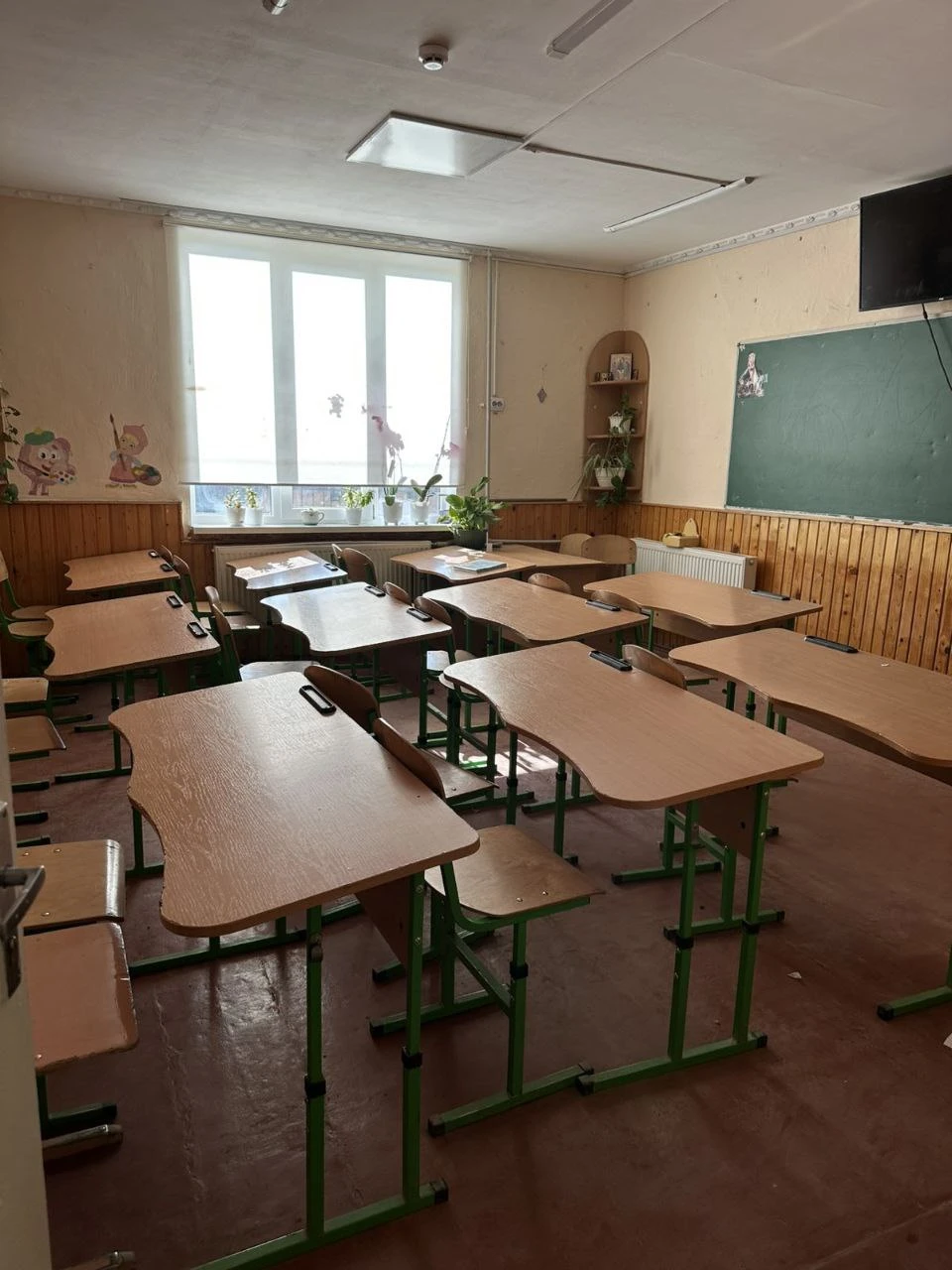 «Обирають українську свідомо»: історія єдиної україномовної школи на буковинському прикордонні, де 344 дитини навчаються в класах по 25 квадратів