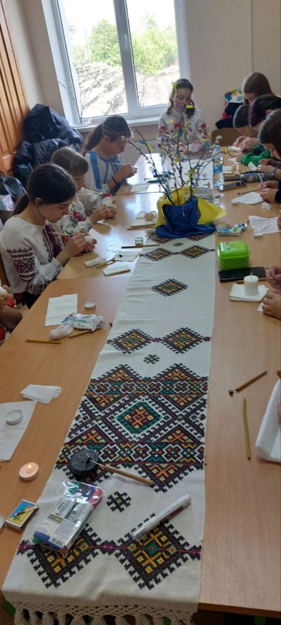 «Обирають українську свідомо»: історія єдиної україномовної школи на буковинському прикордонні, де 344 дитини навчаються в класах по 25 квадратів