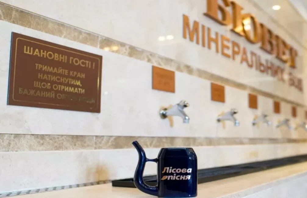 куманець для пиття мінеральної води