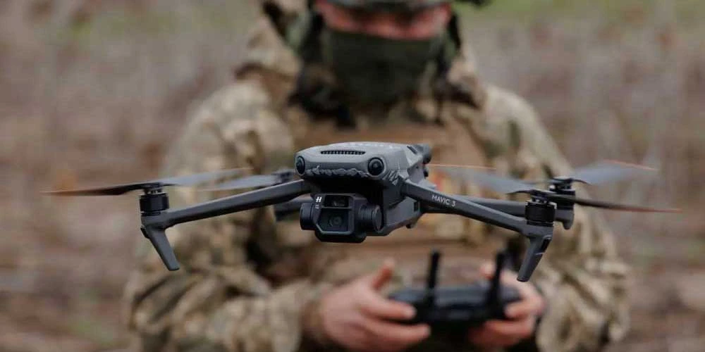 Оператор БПЛА здійснює коригування вогню артилерії через планшет