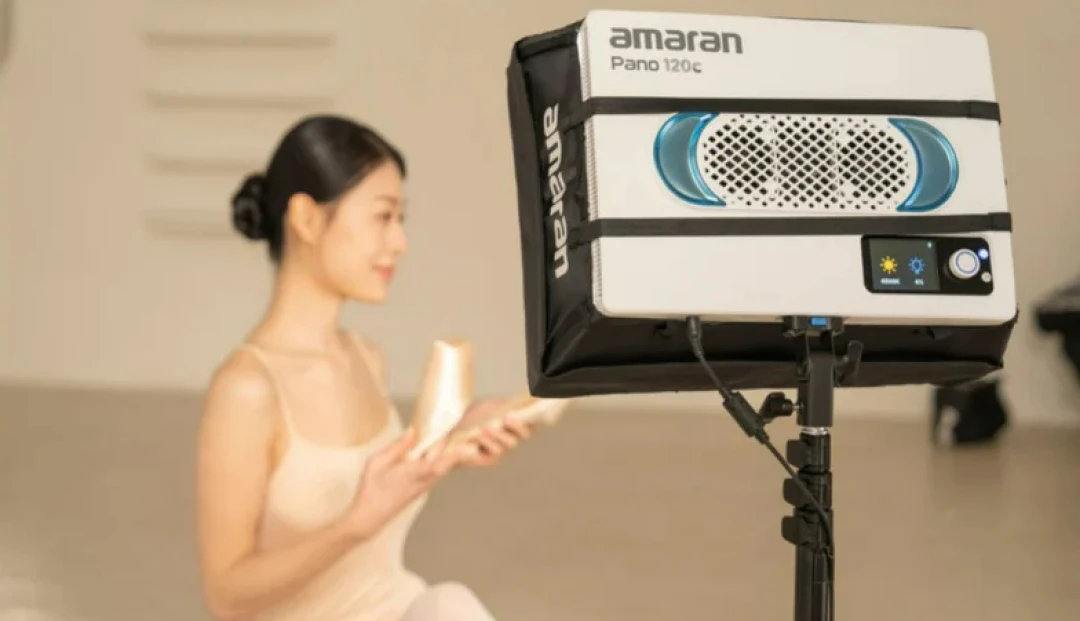 Панель Amaran Pano 120c на штативі освітлює балерину з пуантами під час студійного знімання