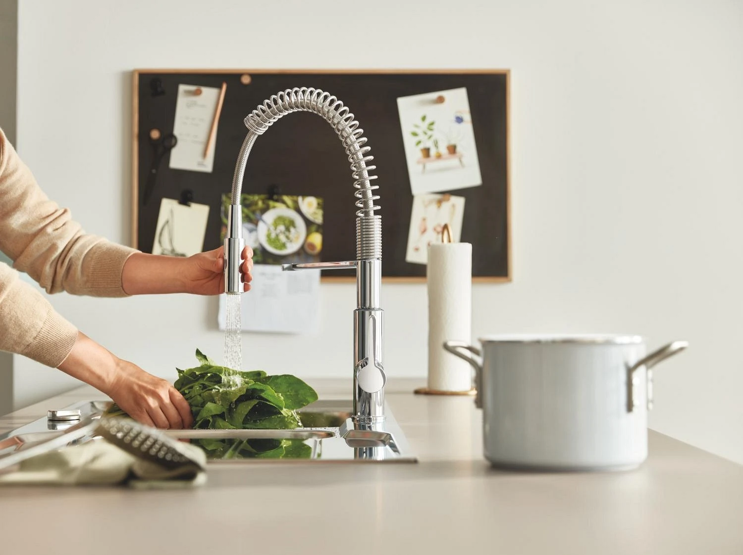 Чим відрізняються високі та низькі змішувачі Grohe для кухонних мийок різного типу