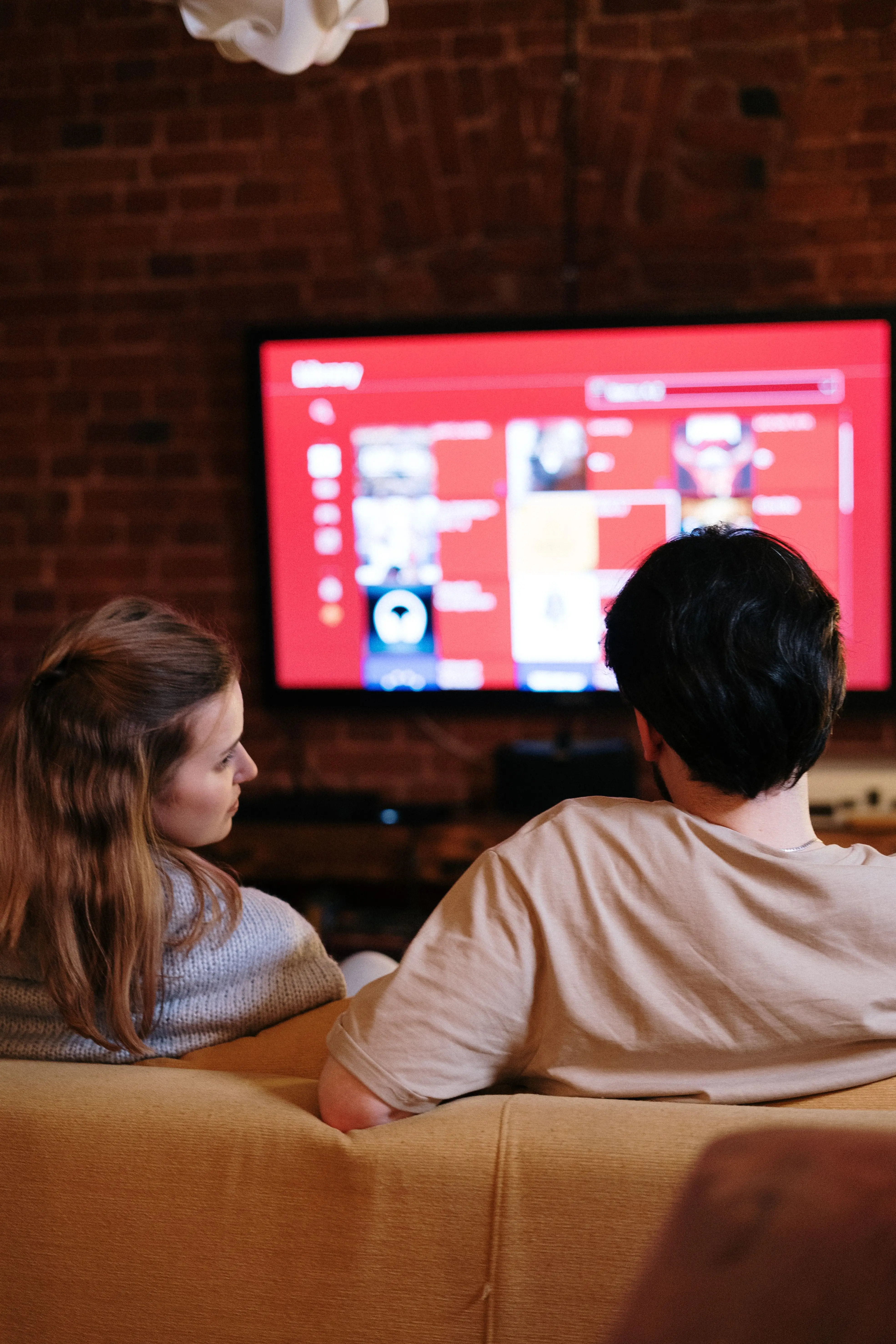 Modernes Wohnzimmer mit großem Smart-TV beim Fernsehen über das Internet