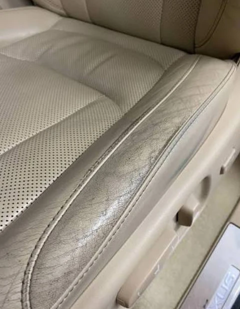 потріскана шкіра в сидінні авто