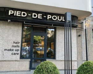 Фасад салона красоты PIED-DE-POULE с входом в студию hair, nails, make up и care.