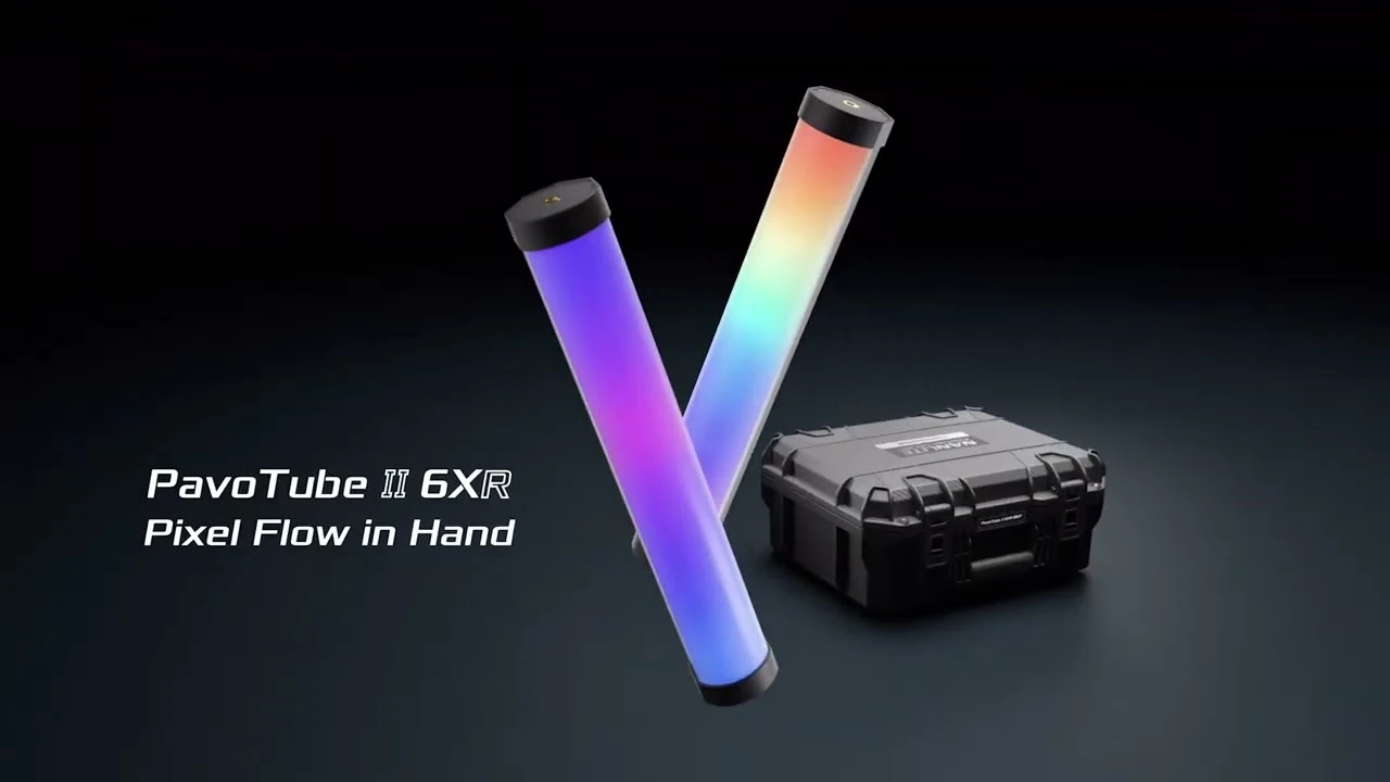Дві світлодіодні трубки Nanlite PavoTube II 6XR з яскравим кольоровим свіченням, розміщені поруч із міцним захисним пластиковим кейсом чорного кольору