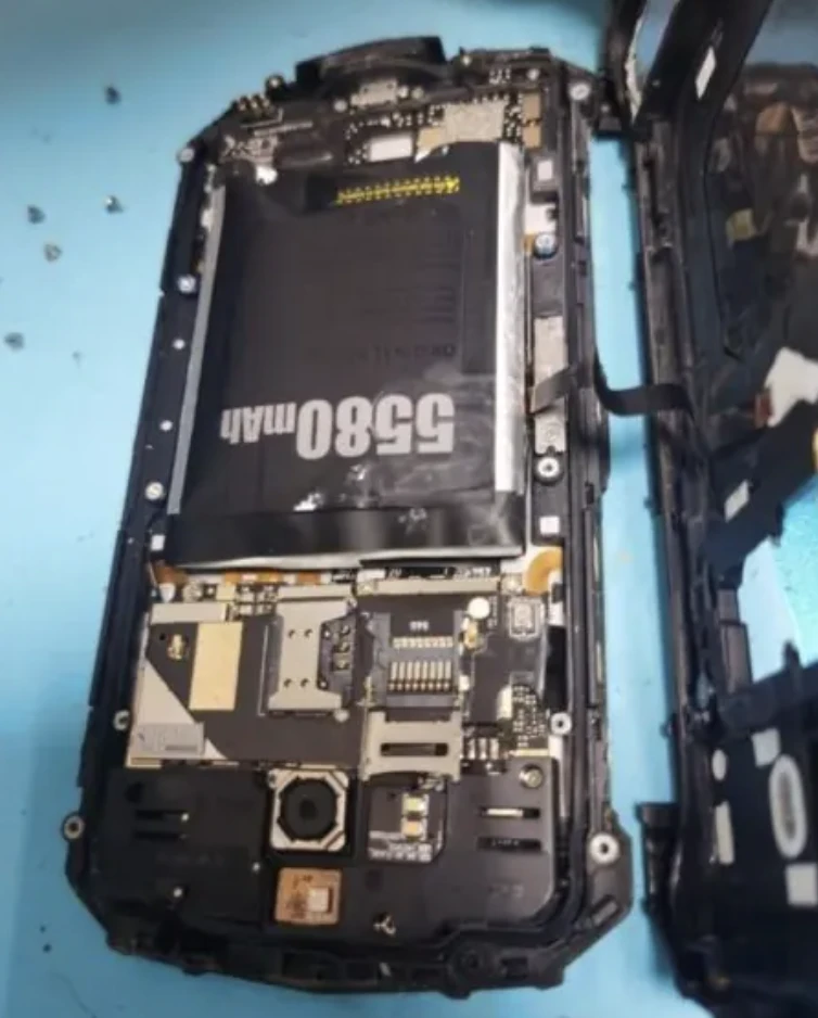 Діагностика смартфона Doogee перед ремонтом — перевірка екрану, акумулятора та зарядного роз'єму