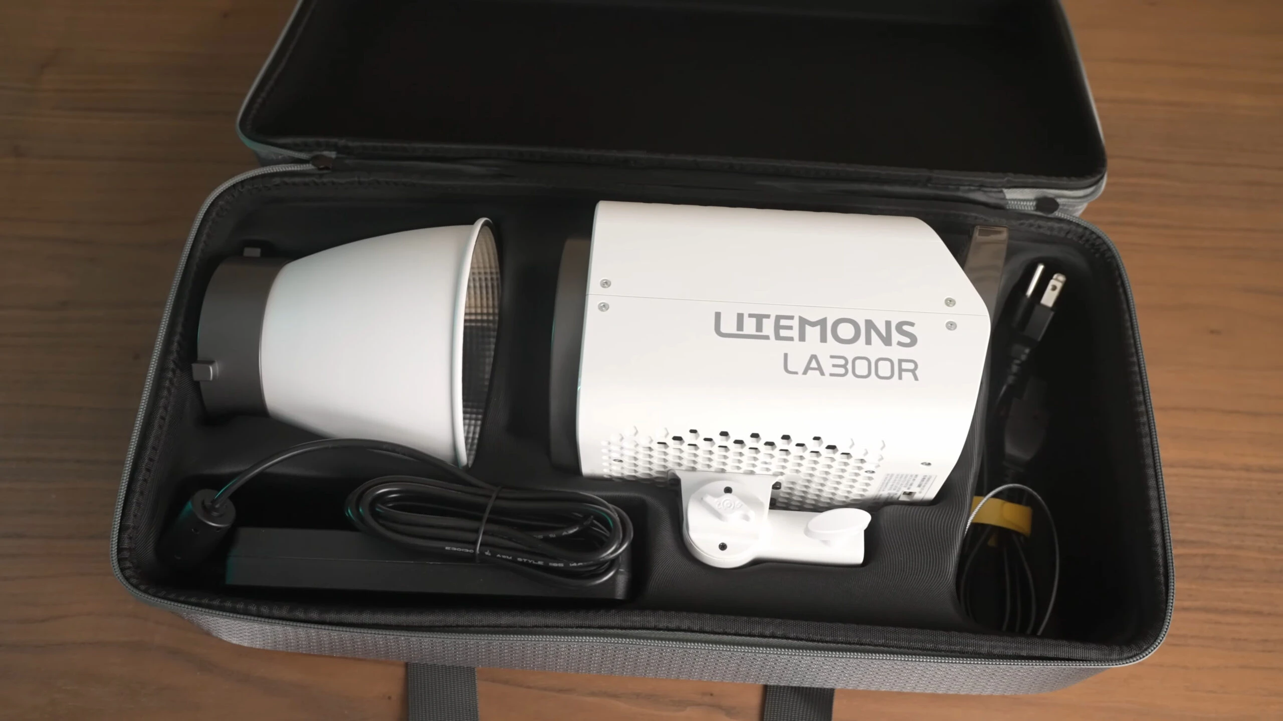 Комплект Godox Litemons LA300R у транспортувальному кейсі: головна частина, рефлектор і окремий зовнішній блок живлення з кабелями.
