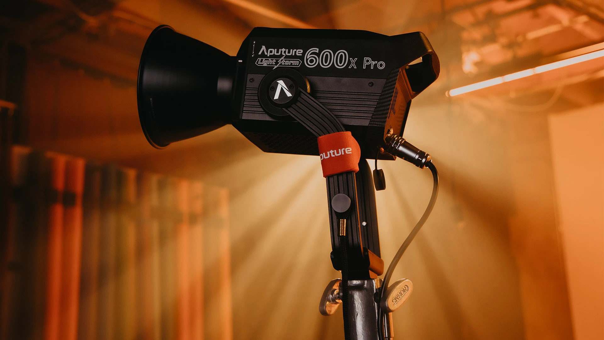 ���������� ������������ Aputure Light Storm LS 600x Pro � ���������� ������ �� �������� IP54 �� ����� ����� C-Stand