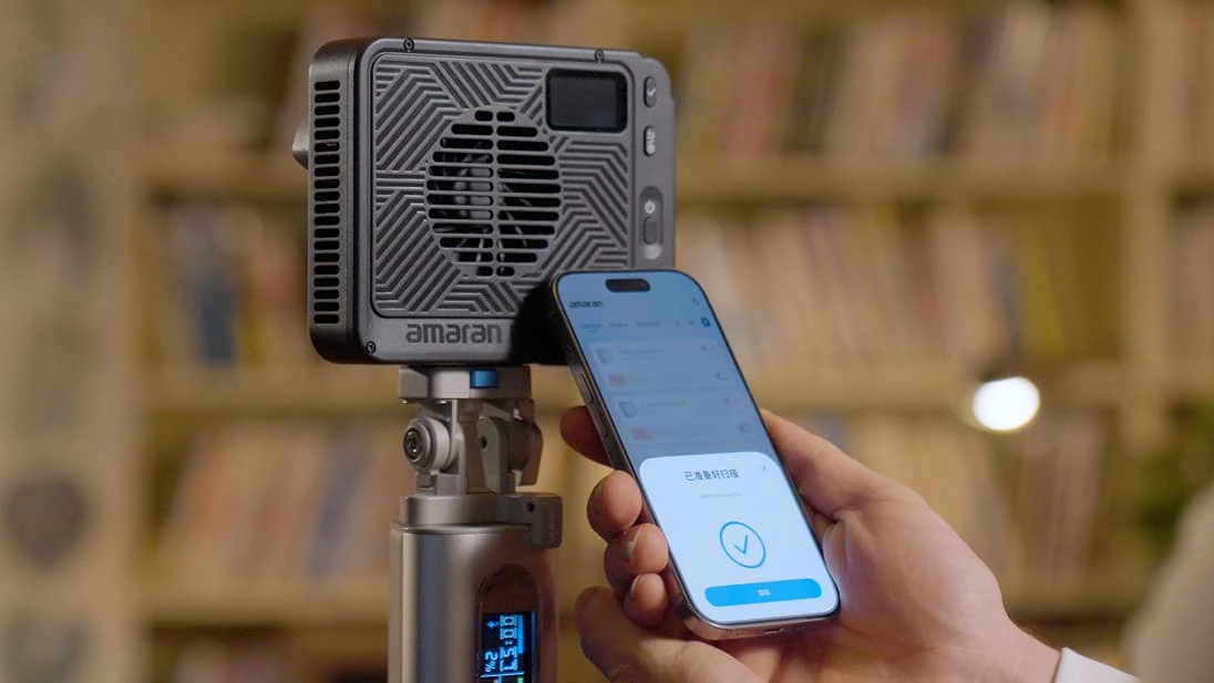 Процес миттєвого бездротового підключення смартфона iPhone до моноблока amaran Ray 120c через NFC-чіп для керування в застосунку amaran App