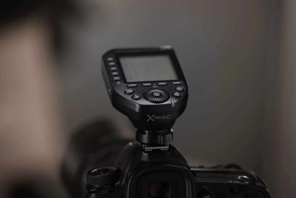 Панель керування радіосинхронізатора Godox XPro II з виділеними фізичними кнопками вибору груп та дисплеєм