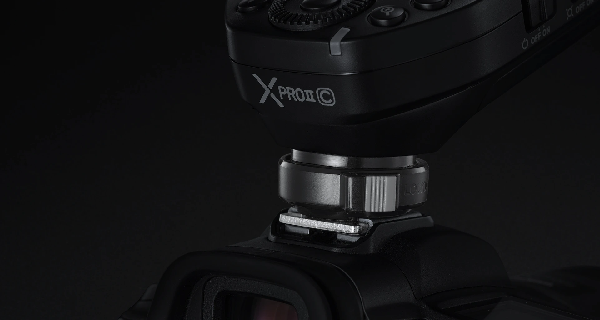 Вигляд передавача Godox XPro II зверху з дисплеєм з підсвічуванням та кнопками керування