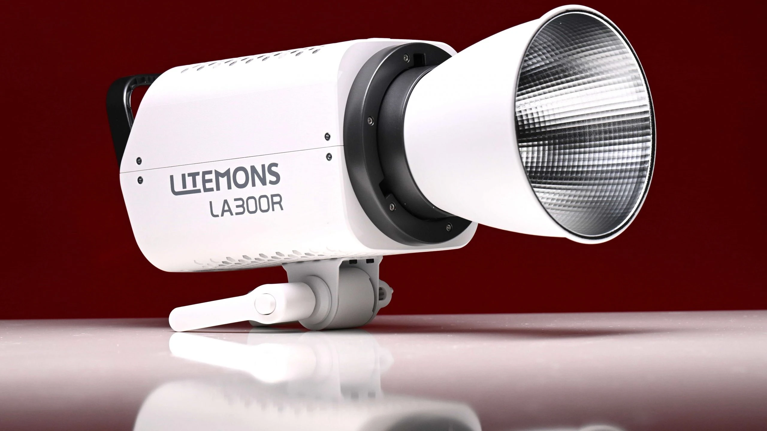 Студійний освітлювач Godox Litemons LA300R з рефлектором BR30 на металевій стійці