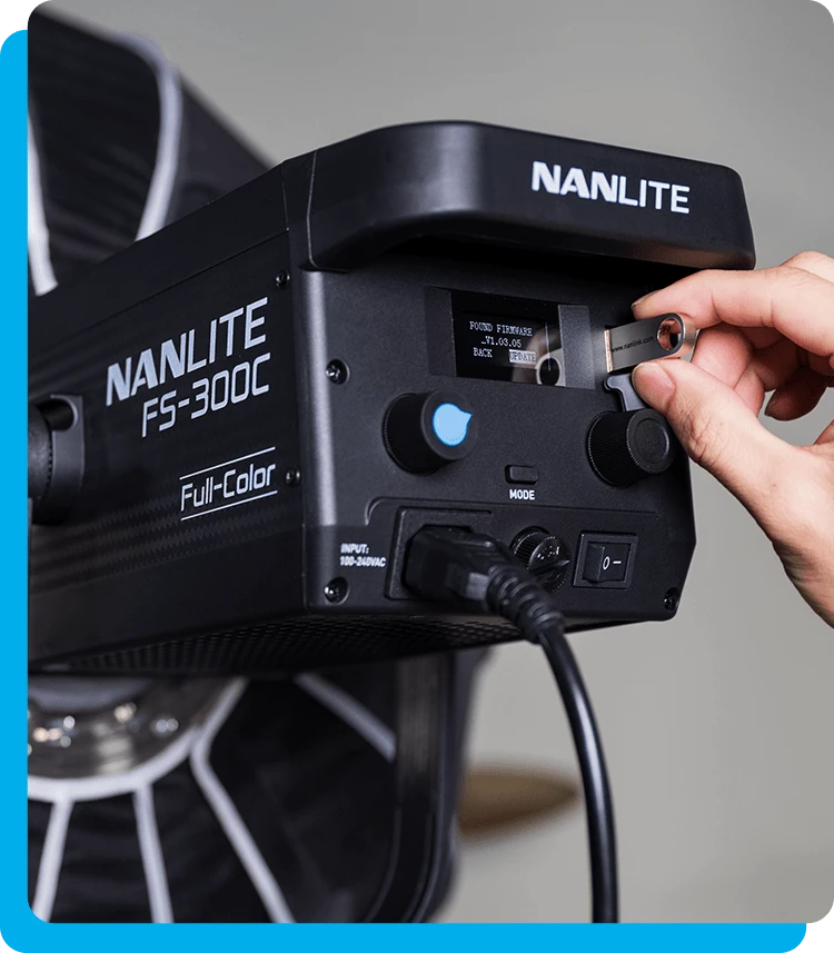 Задня панель моноблока Nanlite FS-300C з двома ручками регулювання та кнопкою MODE