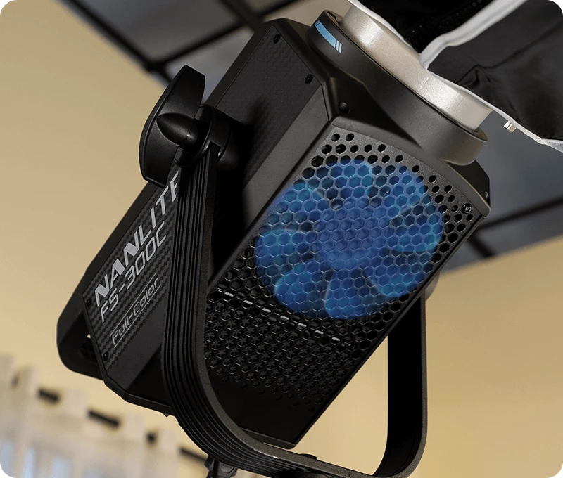 Повний комплект освітлювача Nanlite FS-300C з рефлектором та мережевим кабелем
