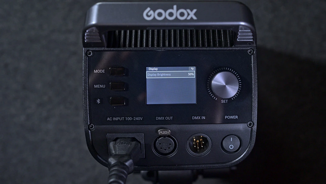 Задня панель моноблока Godox LE300Bi з екраном налаштувань, регулятором та портом мережевого живлення IEC