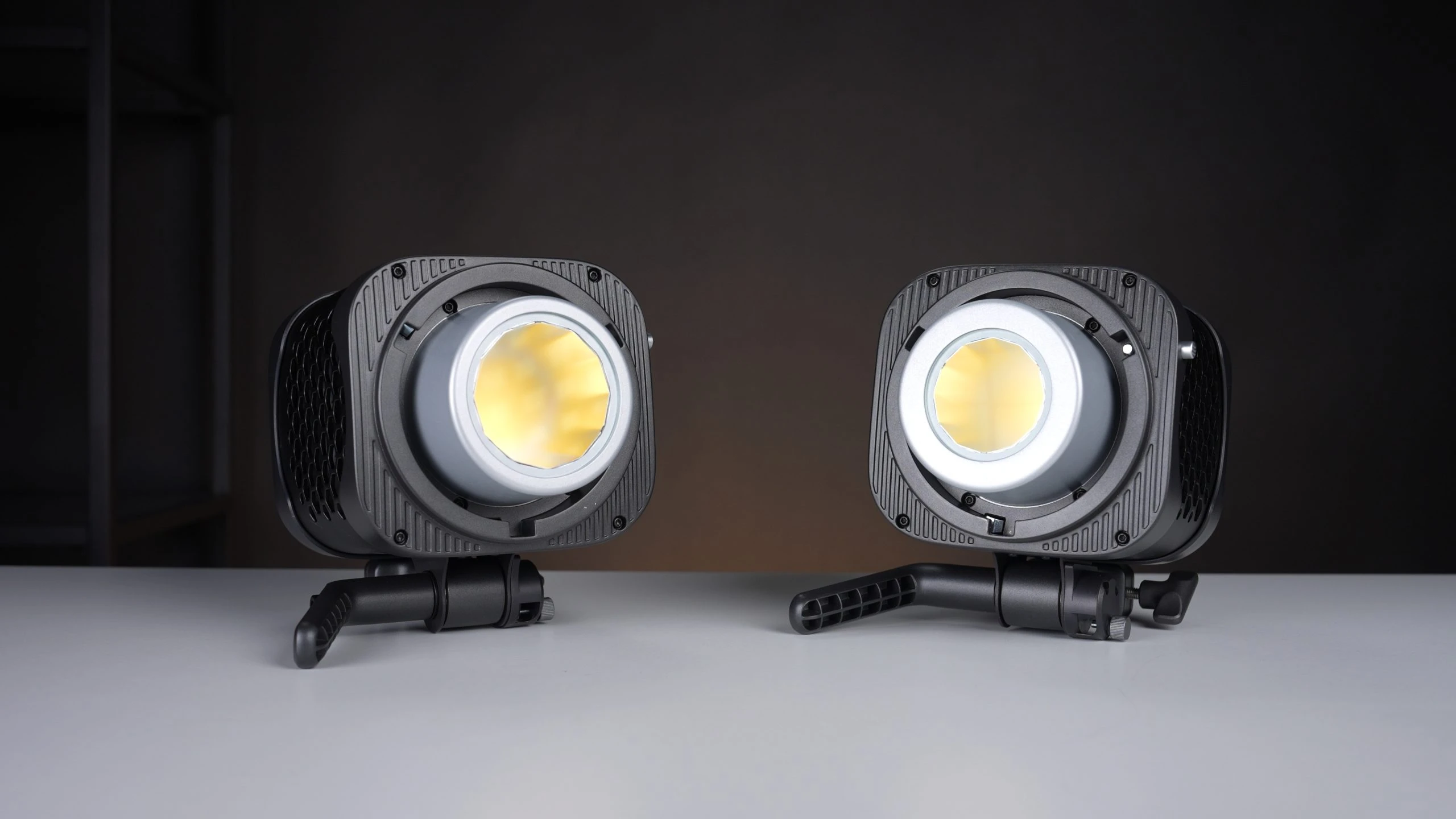 Порівняння габаритних розмірів металевих корпусів моноблоків amaran Halo 200x та Halo 300x бок о бок