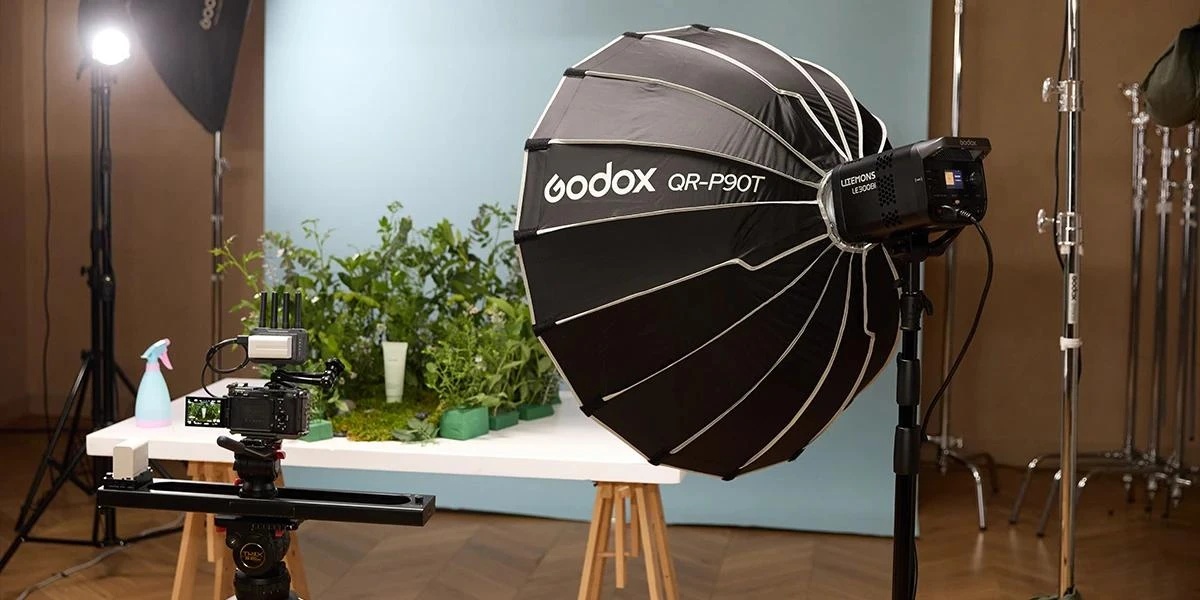 Моноблок Godox LE300Bi з рефлектором на кронштейні з можливістю регулювання кута нахилу