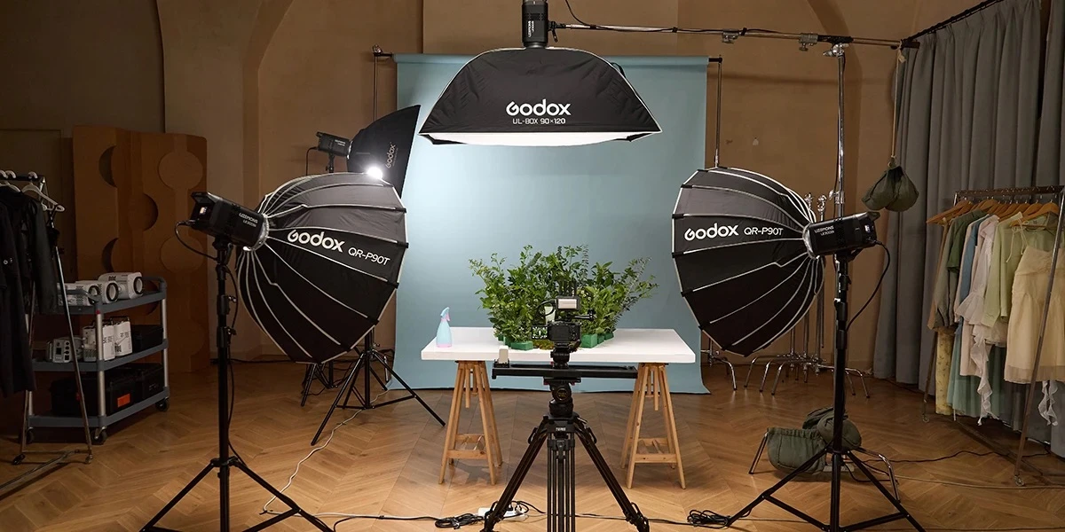 Моноблок Godox LE200Bi встановлений на високій студійній стійці з великим октабоксом для зйомки інтерв'ю
