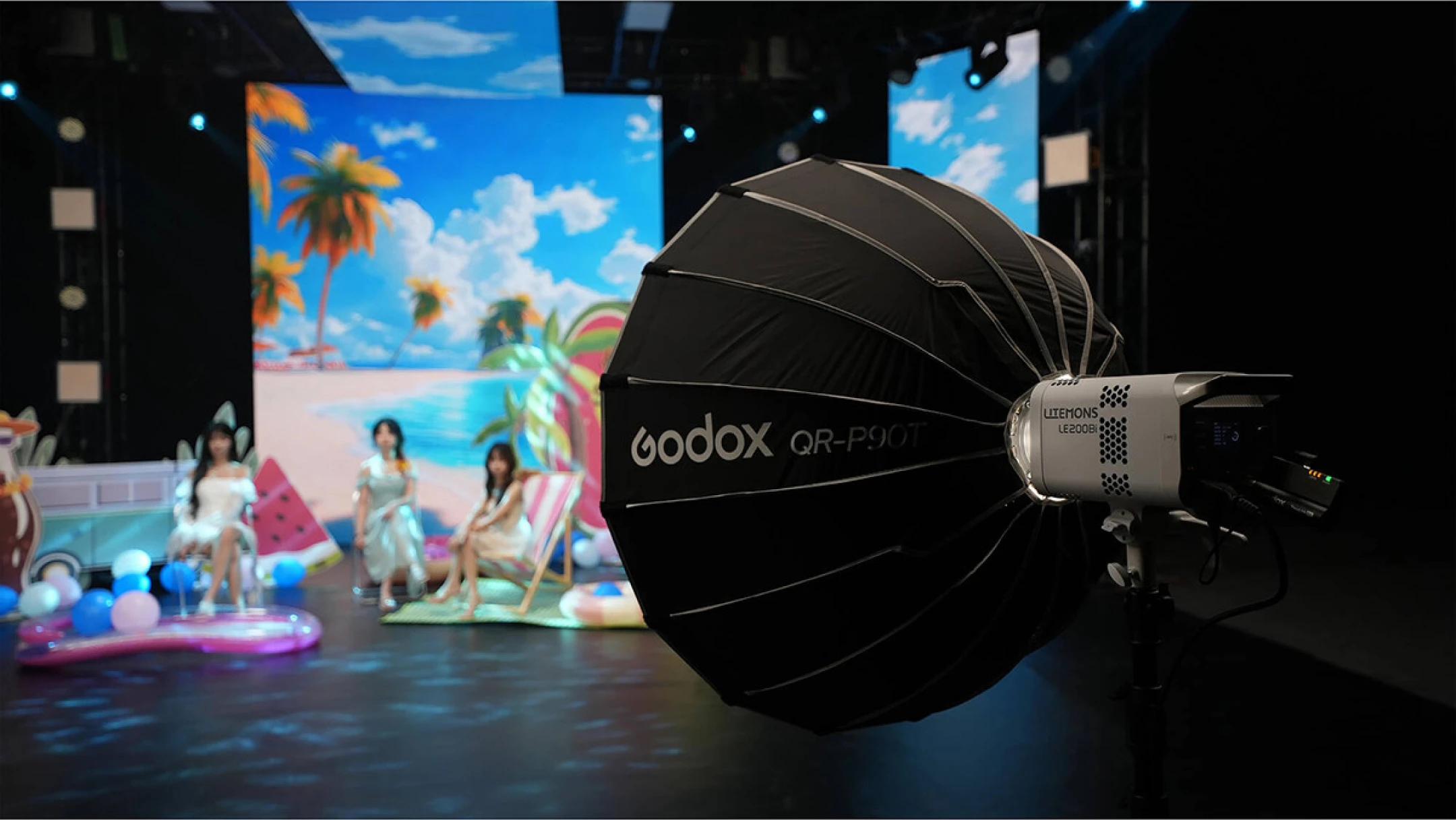 Загальний вид студійного біколорного приладу Godox LE200Bi під час роботи в інтер'єрі
