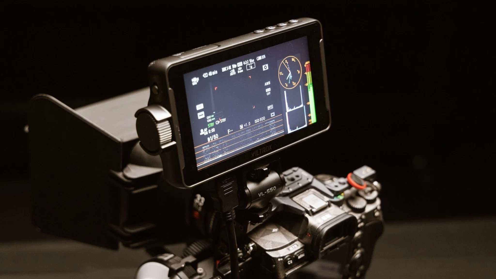 Крупний план дисплея Viltrox DC-550 PRO у темній студії з налаштуваннями аудіометрів та гістограми
