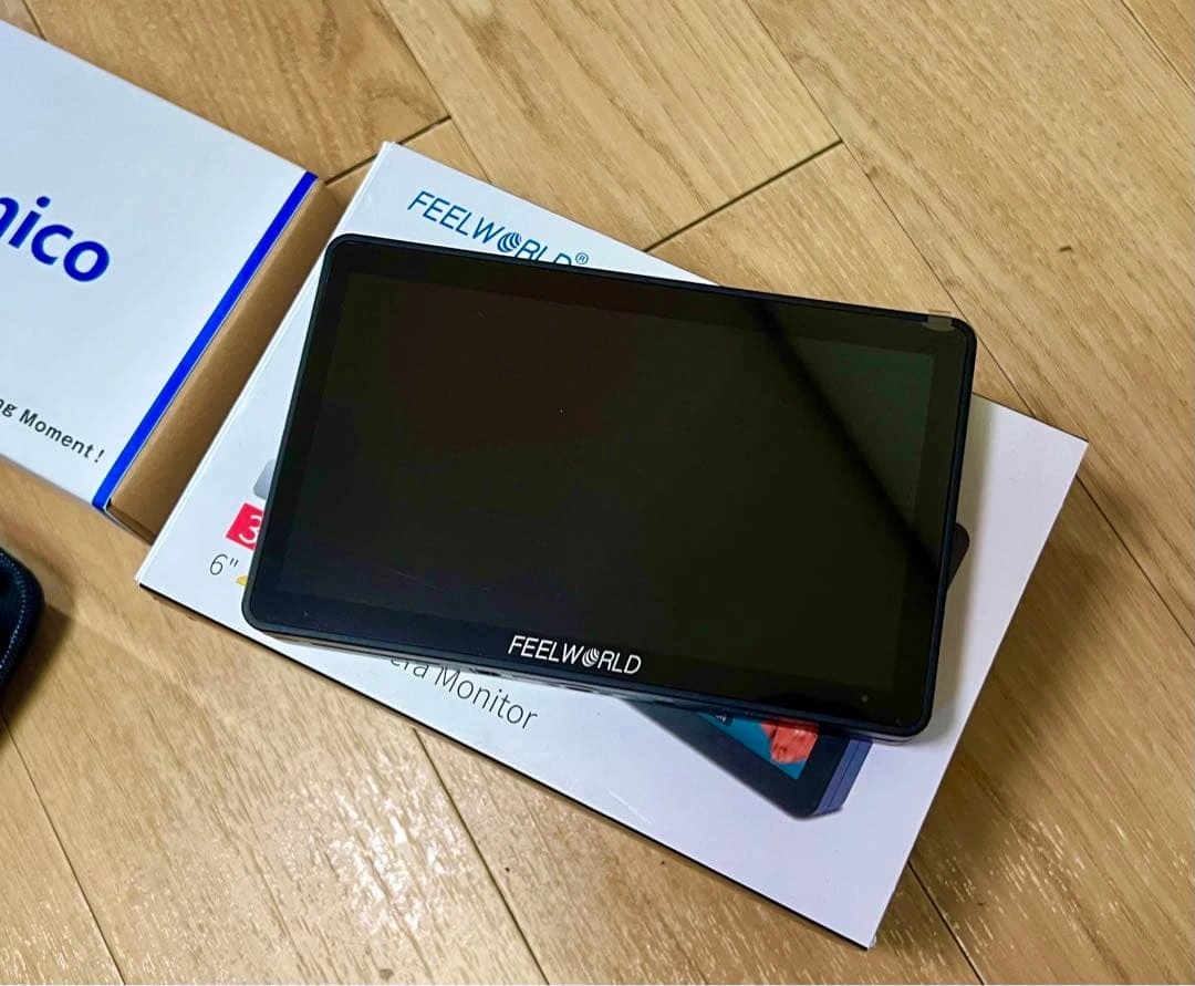 Монітор Feelworld F6 Plus V2 з виключеним чорним дисплеєм на пакувальній коробці