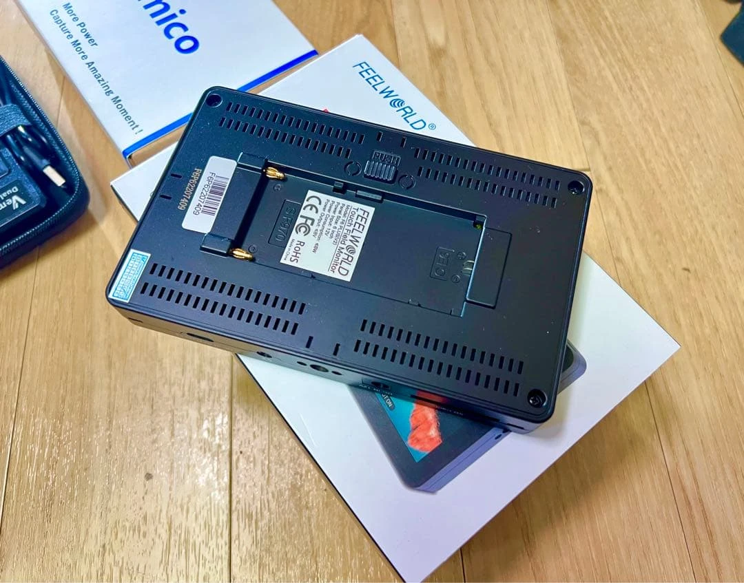 Задня панель Feelworld F6 Plus V2 з універсальним отвором під акумулятори Sony F970 та Canon LP-E6