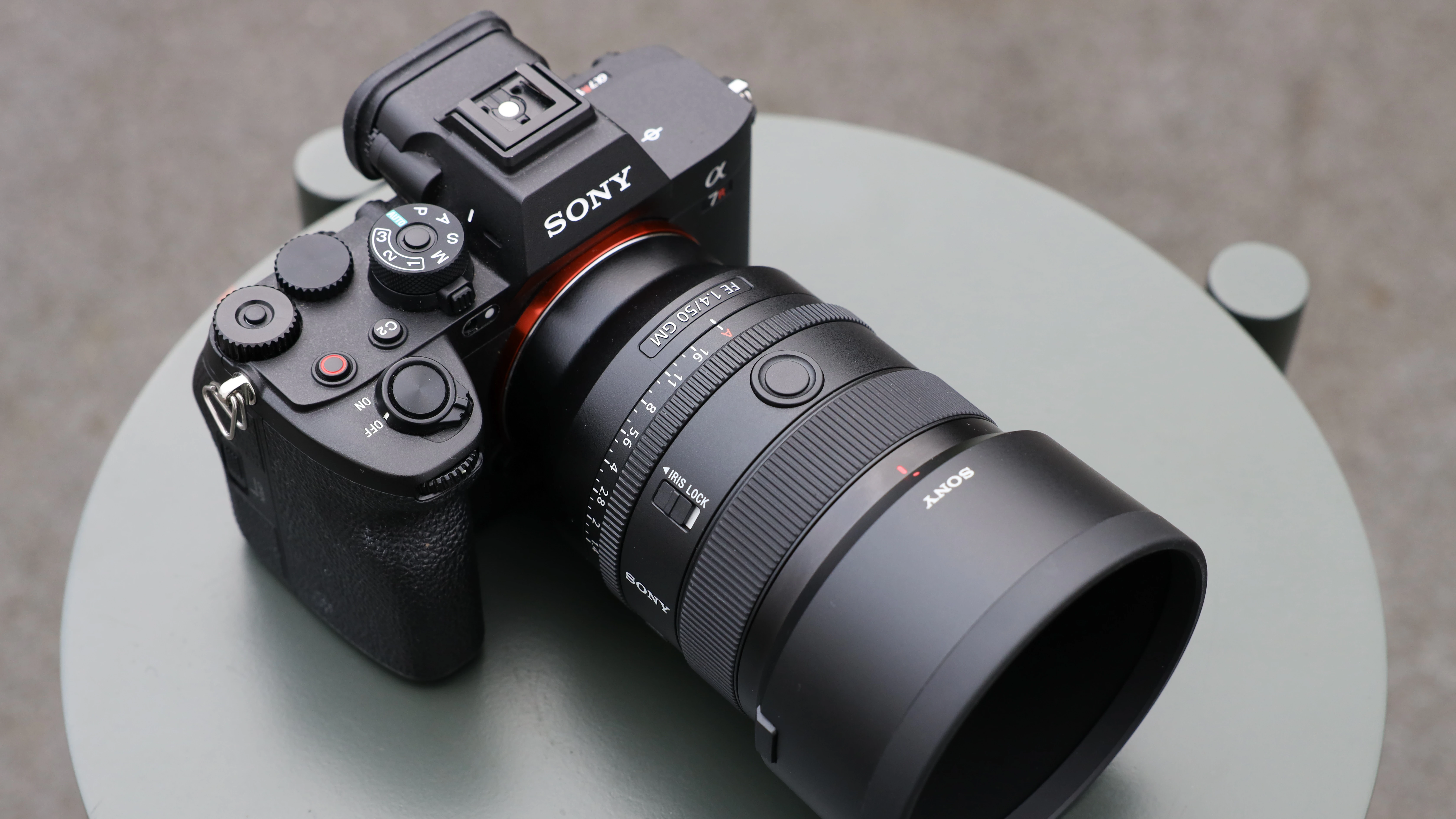 Порівняльний огляд 50 мм об'єктивів Viltrox та Sony для байонета E-Mount
